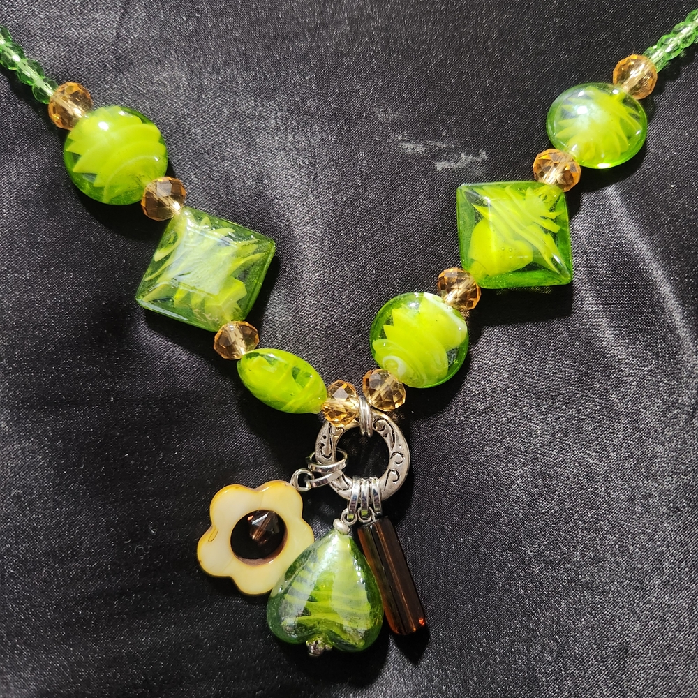 Green Floral Glass Bead Necklace - Picture 4 of 9